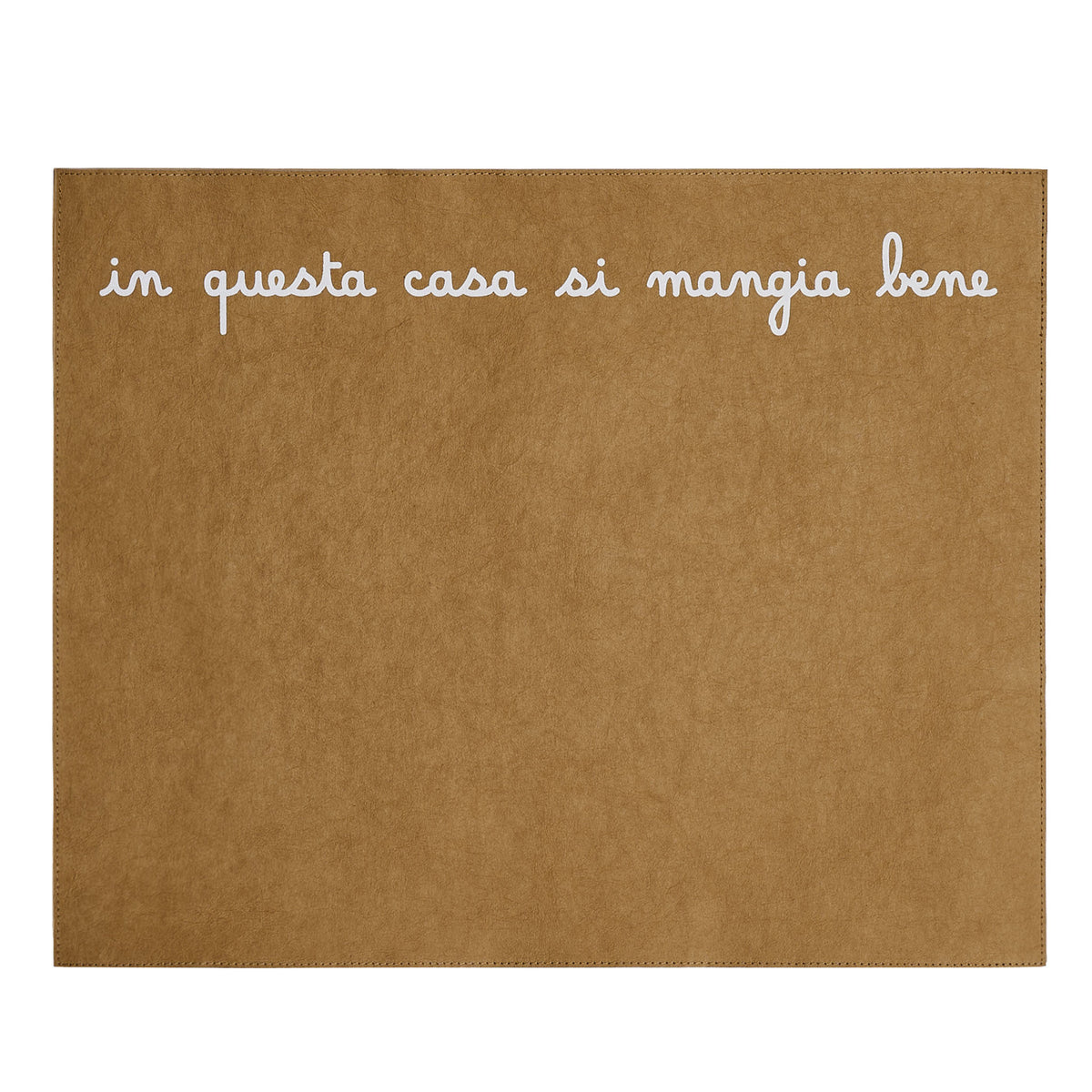 Tovaglietta in fibra di cellulosa con la scritta "in questa casa si mangia bene" Dimensione: 36 x 45 cm Si può lavare a mano o in lavatrice 30°. In negozio e online su tuttochic.live