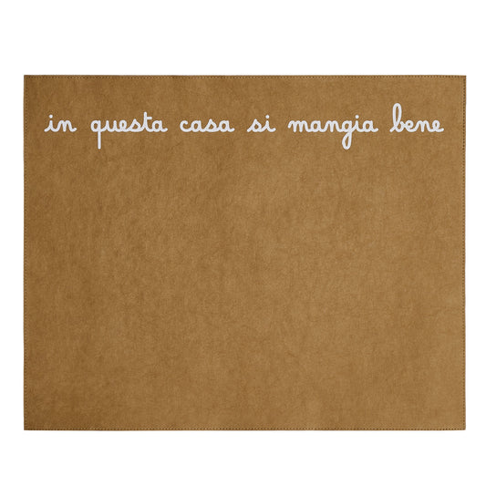 Tovaglietta in fibra di cellulosa con la scritta "in questa casa si mangia bene" Dimensione: 36 x 45 cm Si può lavare a mano o in lavatrice 30°. In negozio e online su tuttochic.live