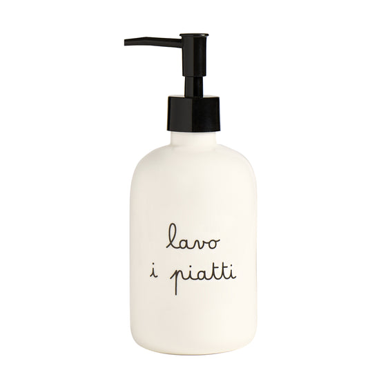 Dosasapone "Lavo i piatti" di Simple Day è realizzato in gres porcellanato di alta qualità, perfetto come portasapone in bagno o come dosatore di detersivo per piatti in cucina. Regala un tocco di eleganza e praticità al tuo spazio. Dimensioni 7.5 x 20 cm. In negozio e online su tuttochic.live