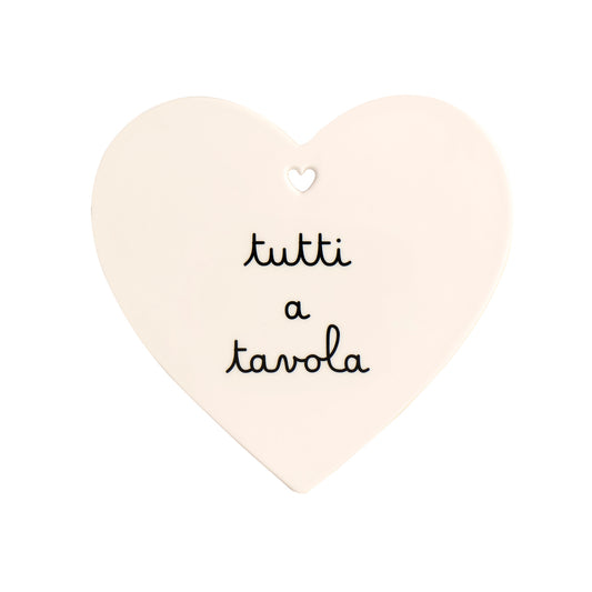 Sottopentola a forma di cuore in gres color panna con scritta nera "Tutti a tavola", Simple Day.