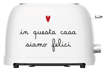 Aggiungi stile e un tocco di eleganza alla tua colazione con il Tostapane bianco "in questa casa siamo felici" di Simple Day. Realizzato in metallo di colore nero e dal design vintage, è perfetto per tostare fette di pane e pancarrè. Dimensioni: 27 x 16,5 x 19 cm Disegnato in Italia. In negozio e online su tuttochic.live