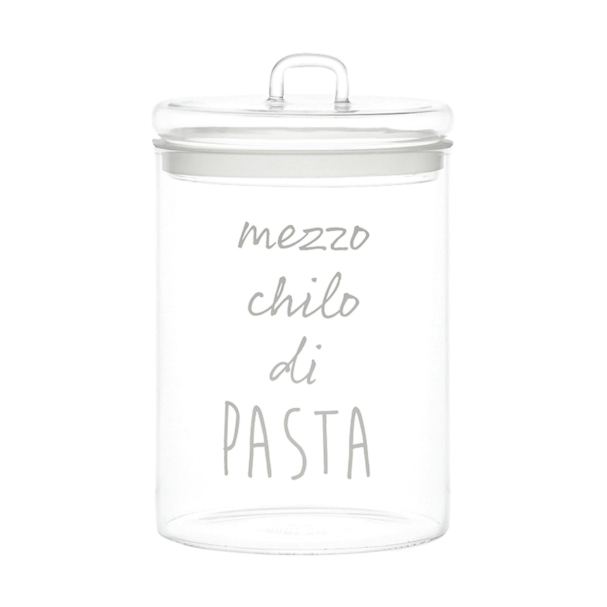 Il barattolo di vetro borosilicato trasparente, con la scritta "mezzo chilo di pasta" e la guarnizione ermetica, è ideale per conservare i tuoi alimenti preferiti in modo sicuro e stiloso. Dimensioni: ø 12 x h 20 cm. In negozio e online su tuttochic.live
