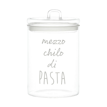 Il barattolo di vetro borosilicato trasparente, con la scritta "mezzo chilo di pasta" e la guarnizione ermetica, è ideale per conservare i tuoi alimenti preferiti in modo sicuro e stiloso. Dimensioni: ø 12 x h 20 cm. In negozio e online su tuttochic.live