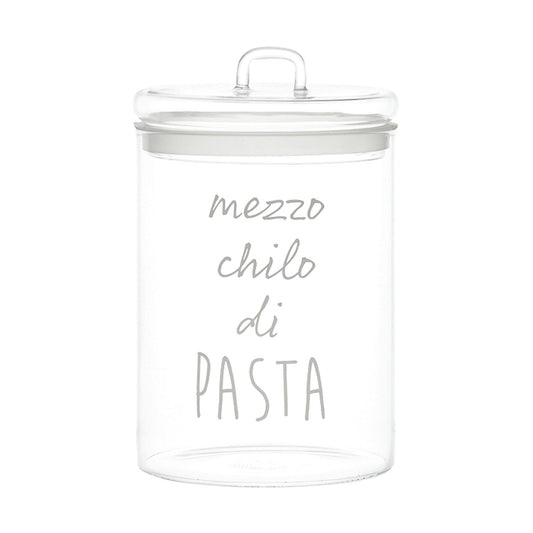 Il barattolo di vetro borosilicato trasparente, con la scritta "mezzo chilo di pasta" e la guarnizione ermetica, è ideale per conservare i tuoi alimenti preferiti in modo sicuro e stiloso. Dimensioni: ø 12 x h 20 cm. In negozio e online su tuttochic.live