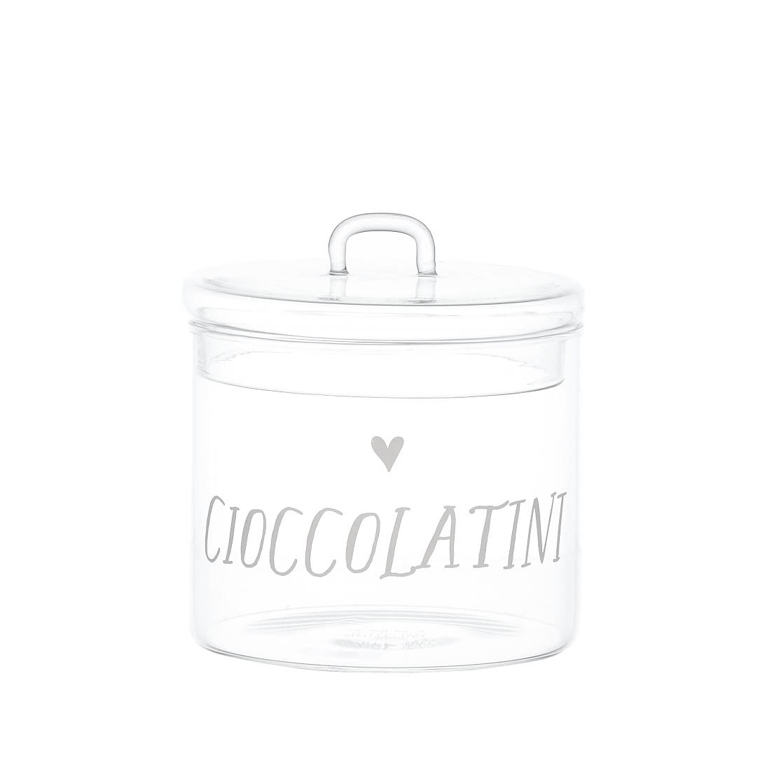 Il barattolo di vetro borosilicato trasparente, con la scritta "CIOCCOLATINI" e la guarnizione ermetica, è ideale per conservare i tuoi alimenti preferiti in modo sicuro e stiloso. Dimensioni: ø 12 x h 13 cm. In negozio e online su tuttochic.live