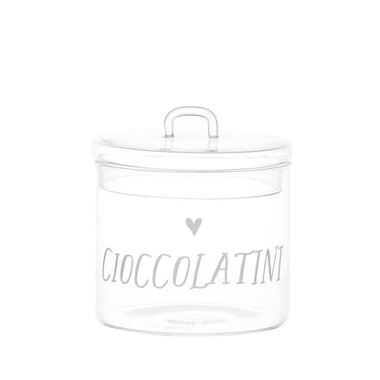 Il barattolo di vetro borosilicato trasparente, con la scritta "CIOCCOLATINI" e la guarnizione ermetica, è ideale per conservare i tuoi alimenti preferiti in modo sicuro e stiloso. Dimensioni: ø 12 x h 13 cm. In negozio e online su tuttochic.live
