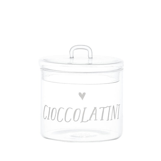Il barattolo di vetro borosilicato trasparente, con la scritta "CIOCCOLATINI" e la guarnizione ermetica, è ideale per conservare i tuoi alimenti preferiti in modo sicuro e stiloso. Dimensioni: ø 12 x h 13 cm. In negozio e online su tuttochic.live