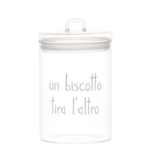 La Biscottiera "un biscotto tira l'altro" di Simple Day è elegante e funzionale, realizzata in pregiato vetro borosilicato trasparente con guarnizione ermetica per mantenere i biscotti freschi e croccanti. Dimensioni diametro 12 cm x altezza 20 cm  In negozio e online su tuttochic.live