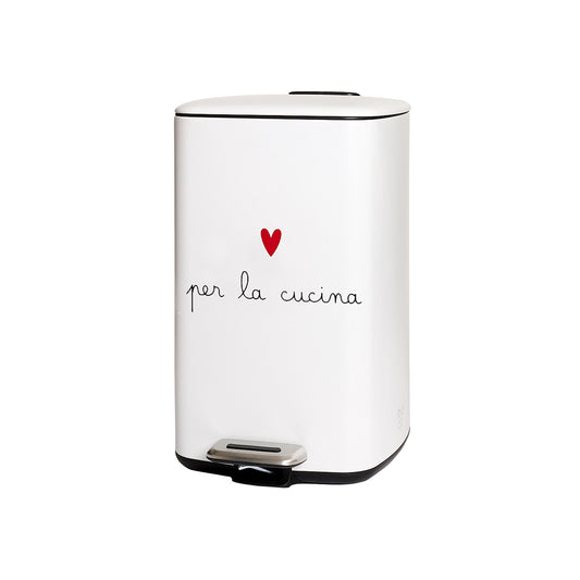 Pattumiera bianca in metallo di Simple Day. Dimensione: 37 x 27 x h45 cm Capacità contenitore: 20 litri. In negozio e online su tuttochic.live