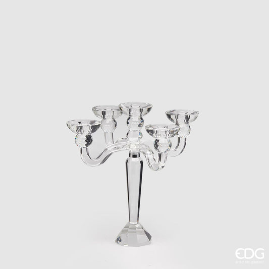 Elegante Candeliere Crystal a cinque fiamme. Realizzato in cristallo di alta qualità, aggiungerà un tocco di luce e lusso alla tua casa. Combina funzionalità e stile per una cena romantica o una serata speciale. Perfetto per regali o per te stesso! Dimensioni: cm 30 Ø x 31 h. In negozio e online su tuttochic.live