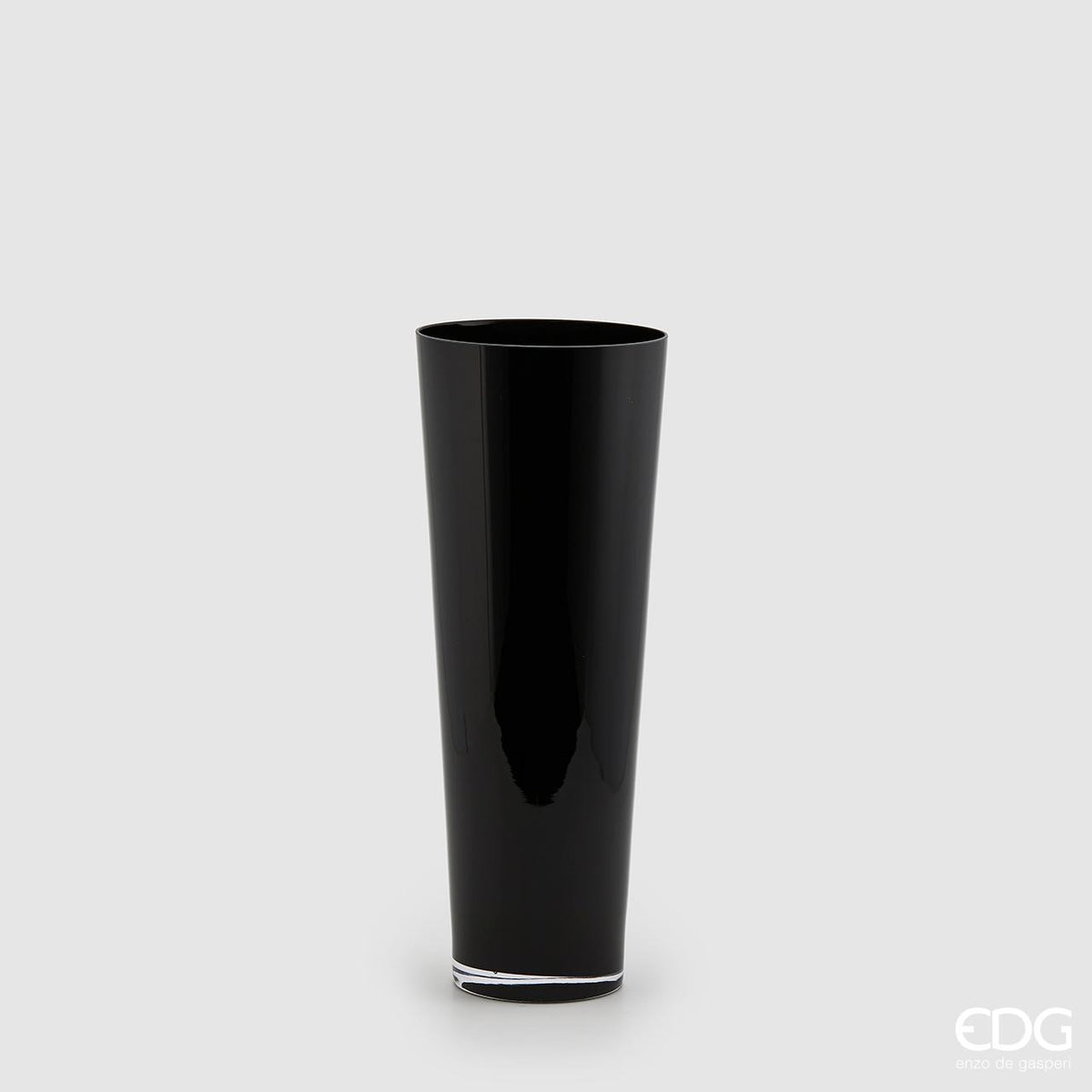 Vaso portafiori svasato in vetro di colore nero. Dimensioni: diametro cm 18,5, altezza cm 50. In negozio e online su tuttochic.live