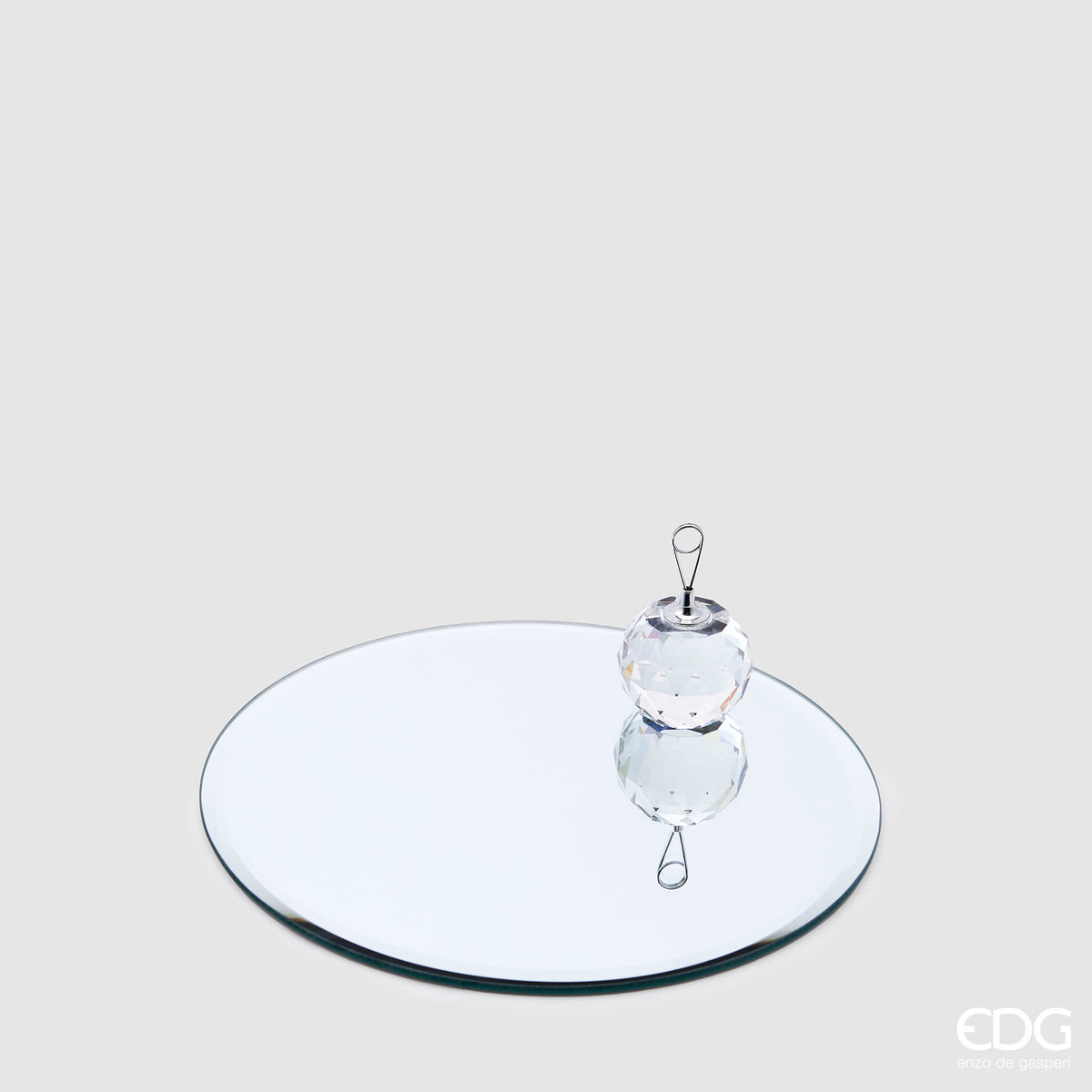 Con la base specchio rotondo, puoi mettere in risalto altri oggetti o creare composizioni uniche. Ideale per dare ulteriore valore e raffinatezza alla tua casa. Crea uno stile unico con questa base multifunzionale. In negozio e online su tuttochic.live