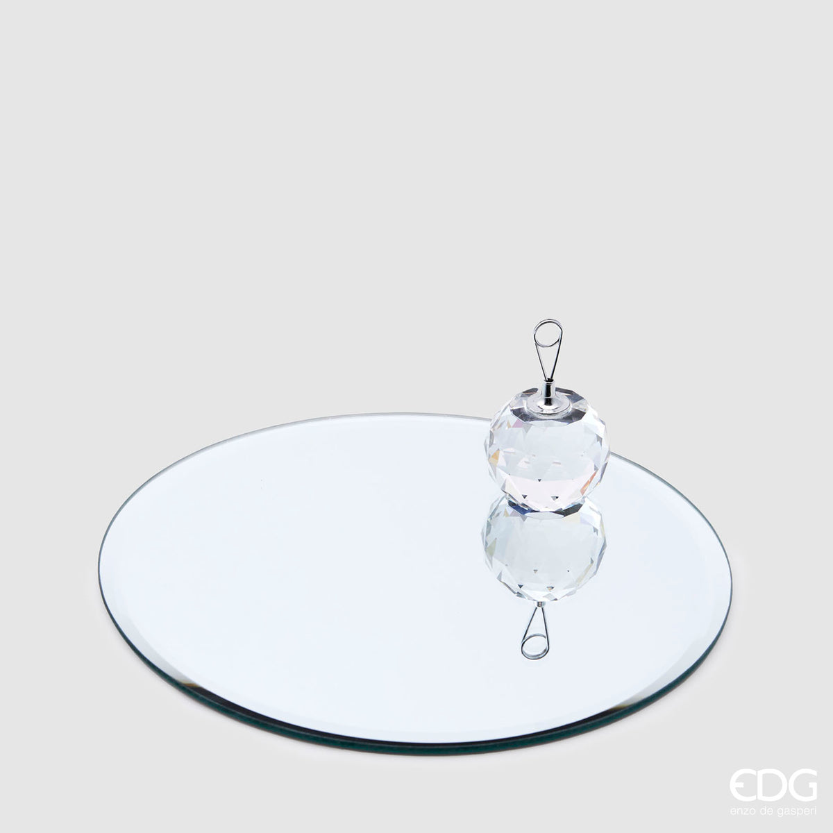 Con la base specchio rotondo, puoi mettere in risalto altri oggetti o creare composizioni uniche. Ideale per dare ulteriore valore e raffinatezza alla tua casa. Crea uno stile unico con questa base multifunzionale. In negozio e online su tuttochic.live