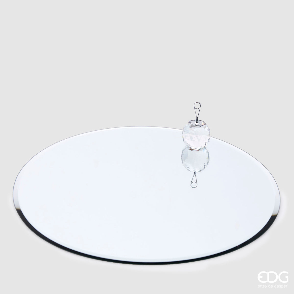 Con la base specchio rotondo, puoi mettere in risalto altri oggetti o creare composizioni uniche. Ideale per dare ulteriore valore e raffinatezza alla tua casa. Crea uno stile unico con questa base multifunzionale. In negozio e online su tuttochic.live