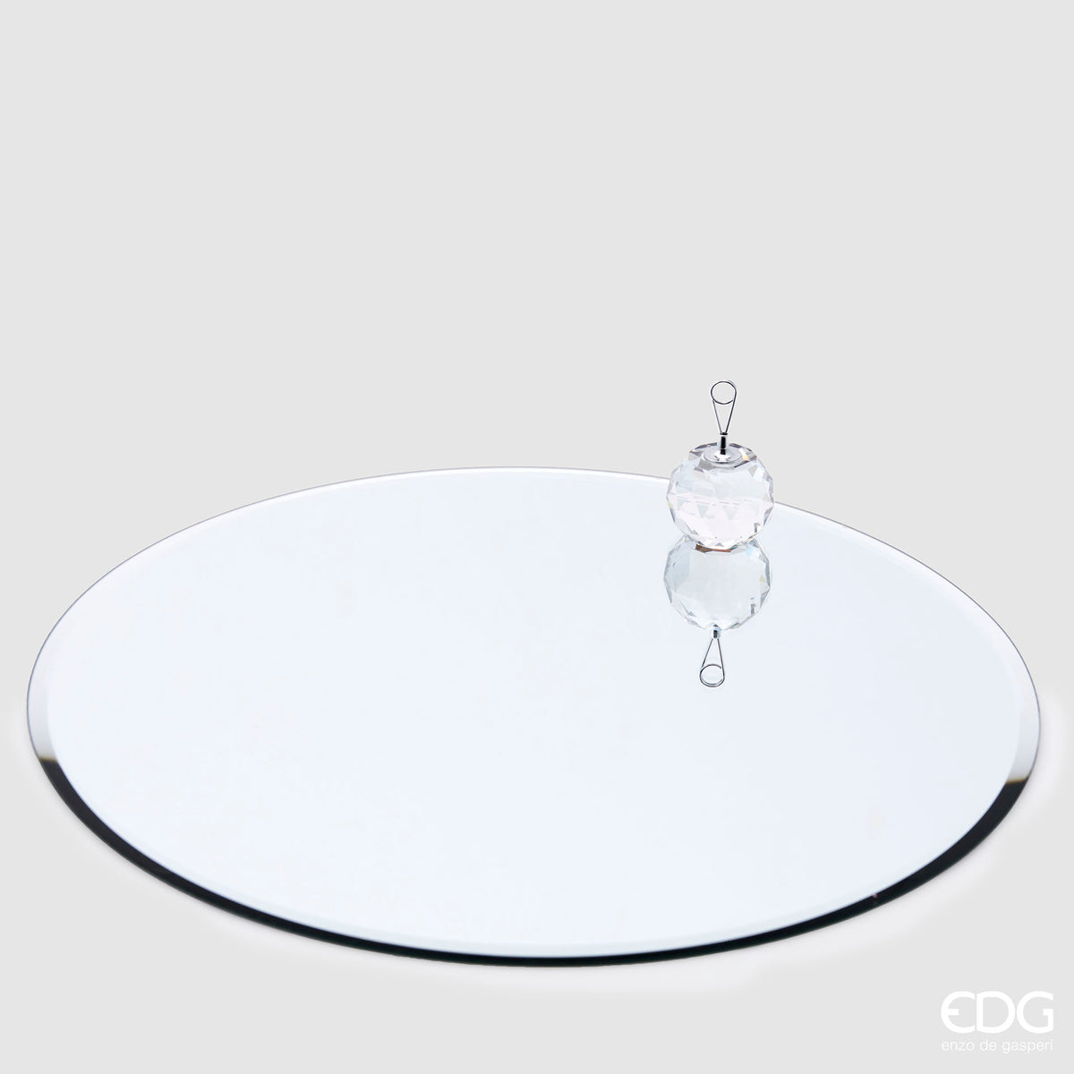 Con la base specchio rotondo, puoi mettere in risalto altri oggetti o creare composizioni uniche. Ideale per dare ulteriore valore e raffinatezza alla tua casa. Crea uno stile unico con questa base multifunzionale. In negozio e online su tuttochic.live