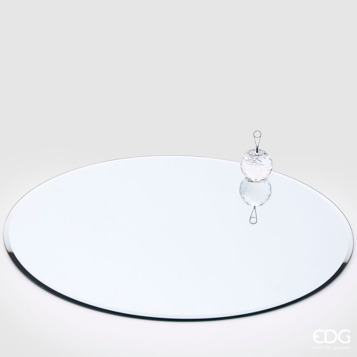 Con la base specchio rotondo, puoi mettere in risalto altri oggetti o creare composizioni uniche. Ideale per dare ulteriore valore e raffinatezza alla tua casa. Crea uno stile unico con questa base multifunzionale. In negozio e online su tuttochic.live