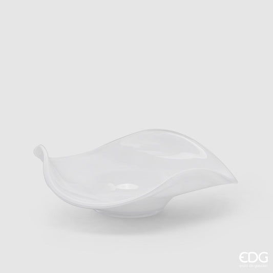 Elegante piatto centrotavola in vetro bianco della collezione Onde di Enzo De Gasperi (EDG) con bordo dal design sinuoso e ondulato, Tutto Chic.