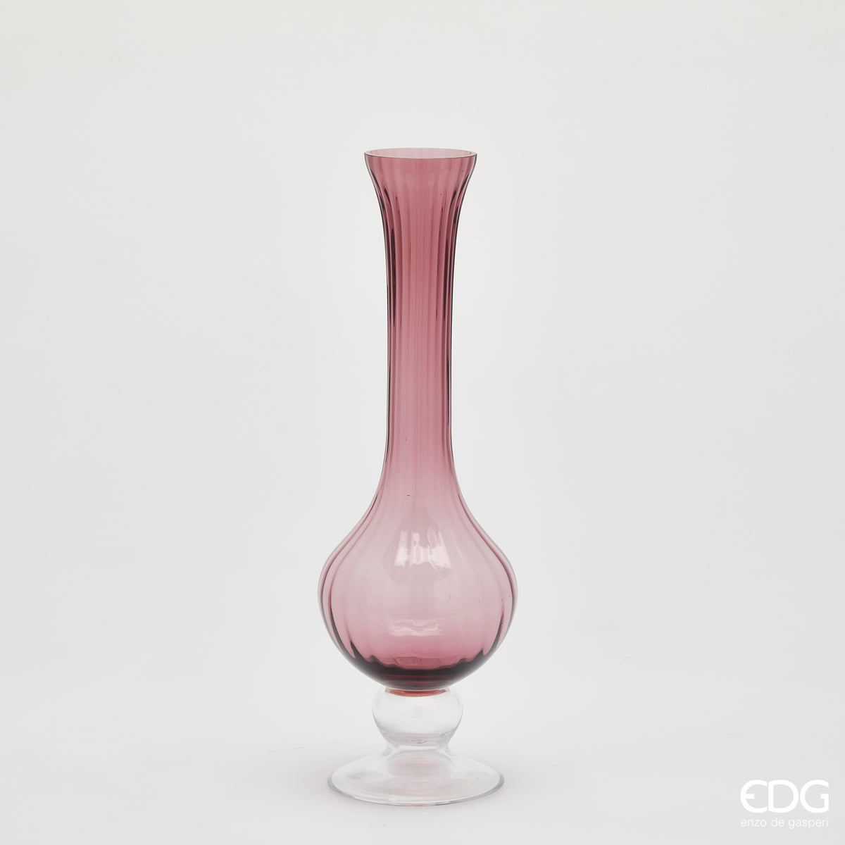 Questo elegante Vaso Collolungo Righe è realizzato in vetro di colore rosa antico, che dona un tocco di raffinatezza e calore a qualsiasi spazio. Il vetro di qualità e la sua tonalità aggiunge un tocco di colore e originalità alla tua casa. Dimensioni: cm Ø 13 x h 40. In negozio e online su tuttochic.live