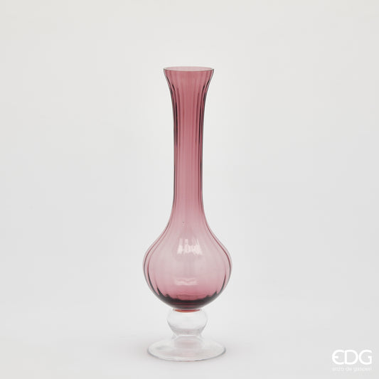 Questo elegante Vaso Collolungo Righe è realizzato in vetro di colore rosa antico, che dona un tocco di raffinatezza e calore a qualsiasi spazio. Il vetro di qualità e la sua tonalità aggiunge un tocco di colore e originalità alla tua casa. Dimensioni: cm Ø 13 x h 40. In negozio e online su tuttochic.live