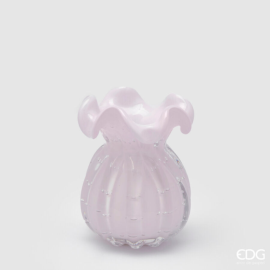 Vaso Portafiori in vetro colorato a forma di sacchetto. Disponibile in 3 colori: rosa, verde chiaro e azzurro. Dimensioni: cm Ø 11 x h 14. In negozio e online su tuttochic.live