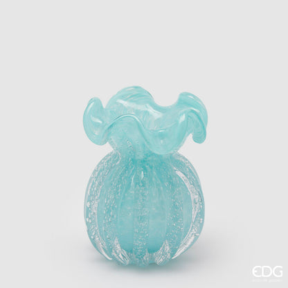 Vaso Portafiori in vetro colorato a forma di sacchetto. Disponibile in 3 colori: rosa, verde chiaro e azzurro. Dimensioni: cm Ø 11 x h 14. In negozio e online su tuttochic.live