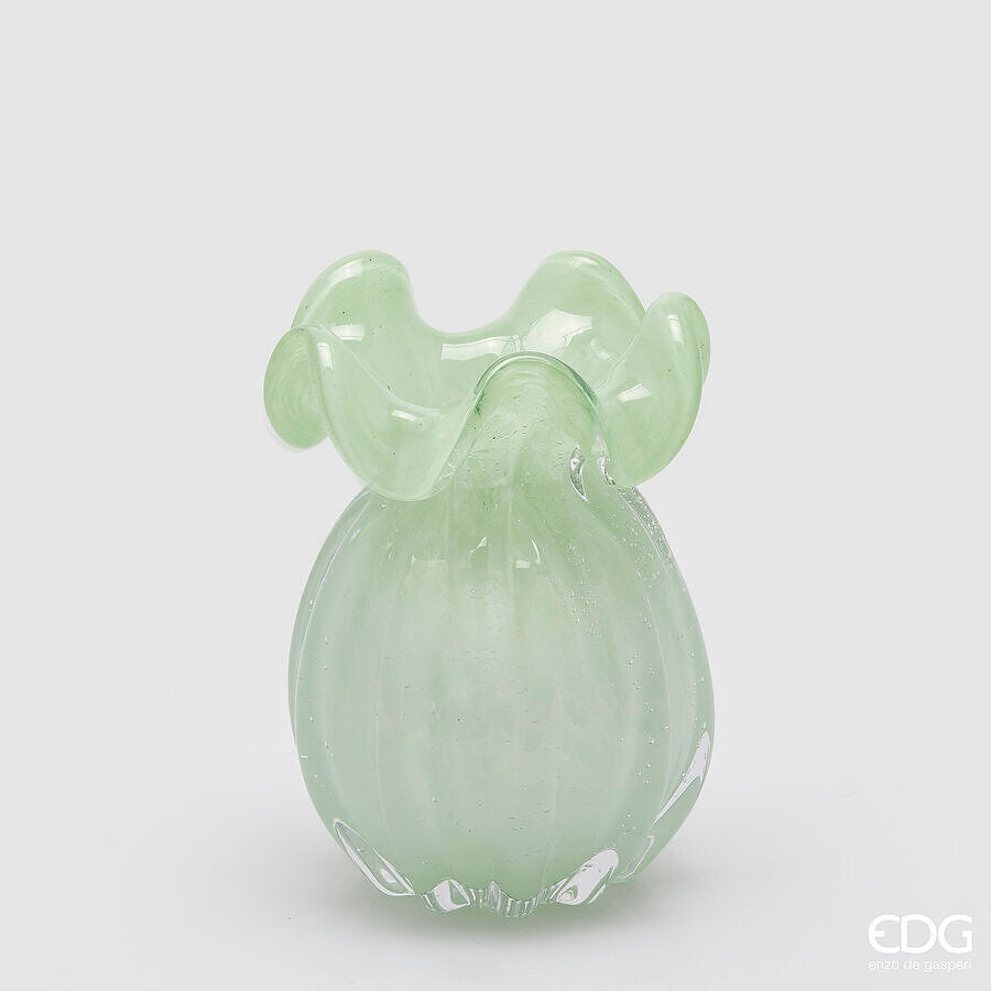 Vaso Portafiori in vetro colorato a forma di sacchetto. Disponibile in 3 colori: rosa, verde chiaro e azzurro. Dimensioni: cm Ø 11 x h 14. In negozio e online su tuttochic.live