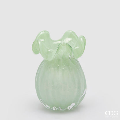 Vaso Portafiori in vetro colorato a forma di sacchetto. Disponibile in 3 colori: rosa, verde chiaro e azzurro. Dimensioni: cm Ø 11 x h 14. In negozio e online su tuttochic.live