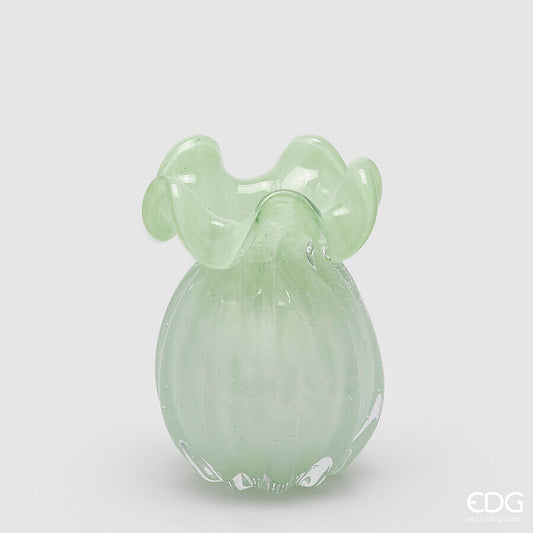Vaso Portafiori in vetro colorato a forma di sacchetto. Disponibile in 3 colori: rosa, verde chiaro e azzurro. Dimensioni: cm Ø 13 x h 17. In negozio e online su tuttochic.live