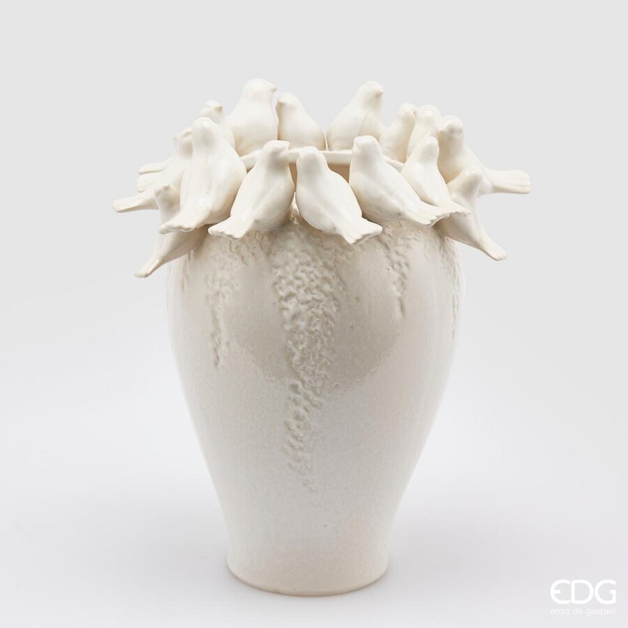 Il vaso portafiori in ceramica racchiude delicate decorazioni di piccole colombe. Perfetto per contenere acqua e accogliere fiori freschi. Colore: avorio Dimensioni: cm Ø 29 x h 33. In negozio e online su tuttochic.live