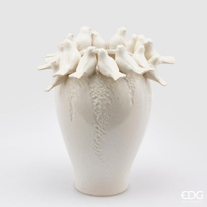 Il vaso portafiori in ceramica racchiude delicate decorazioni di piccole colombe. Perfetto per contenere acqua e accogliere fiori freschi. Colore: avorio Dimensioni: cm Ø 29 x h 33. In negozio e online su tuttochic.live