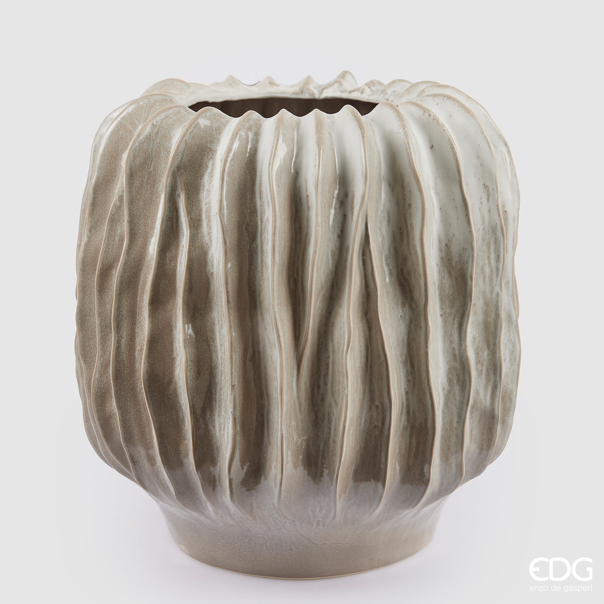 Vaso da terra scultoreo tondeggiante a righe verticali color avorio e tortora in ceramica waterproof H 49 cm di EDG Enzo De Gasperi.