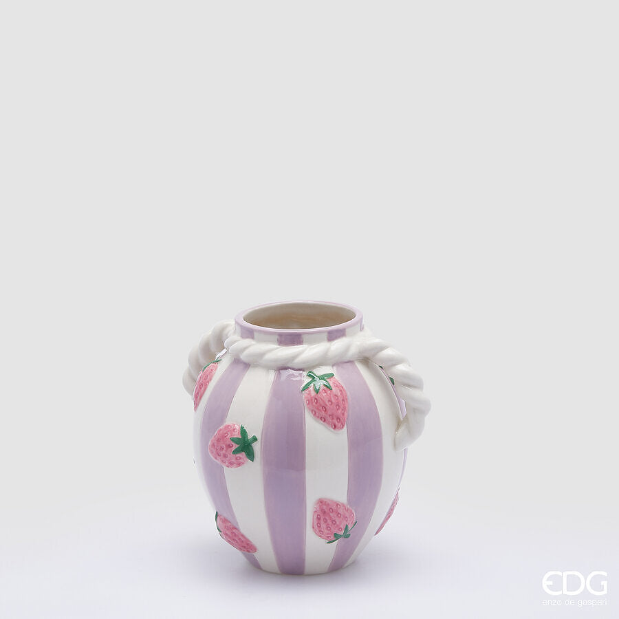Vaso Portafiori Fragole in ceramica, il suo design unico con decoro di fragole renderà la tua casa più accogliente e colorata. Dimensione: cm Ø 16 x h 17. In negozio e online su tuttochic.live