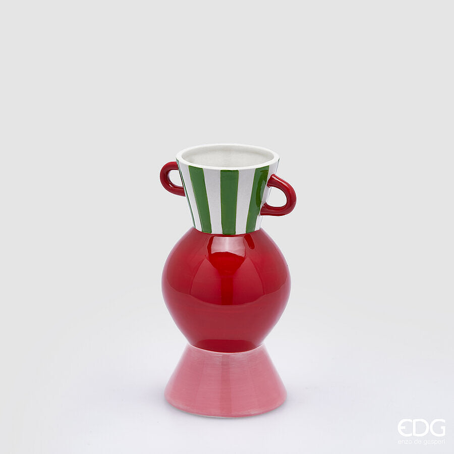 Vaso portafiori con la sua lavorazione artigianale e i dettagli decorativi lo rendono un'opera d'arte da ammirare. Dimensioni: cm Ø 12 x H 23. In negozio e online su tuttochic.live