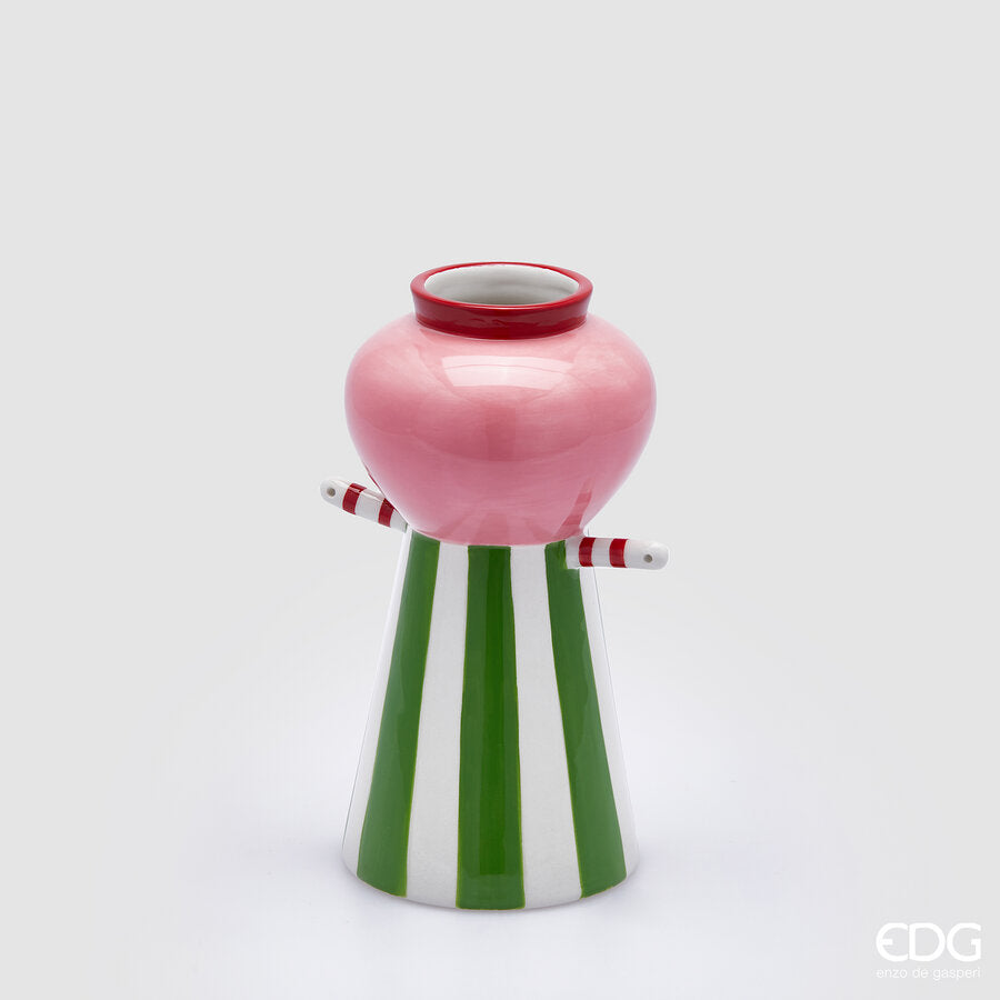 Vaso portafiori con la sua lavorazione artigianale e i dettagli decorativi lo rendono un'opera d'arte da ammirare. Dimensioni: cm Ø 12 x H 24. In negozio e online su tuttochic.live