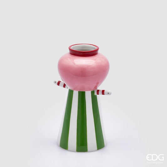Vaso portafiori con la sua lavorazione artigianale e i dettagli decorativi lo rendono un'opera d'arte da ammirare. Dimensioni: cm Ø 12 x H 24. In negozio e online su tuttochic.live