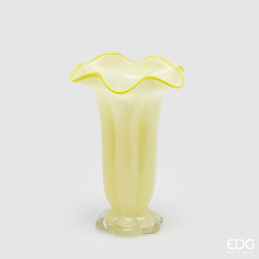 Il vaso portafiori Campanula in vetro h 30 è un vero e proprio gioiello d'arte per la tua casa. Disponibile in 4 colori. Dimensioni: cm Ø 19 x h 30. In negozio e online su tuttochic.live