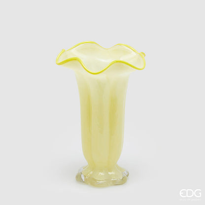 Il vaso portafiori Campanula in vetro h 30 è un vero e proprio gioiello d'arte per la tua casa. Disponibile in 4 colori. Dimensioni: cm Ø 19 x h 30. In negozio e online su tuttochic.live