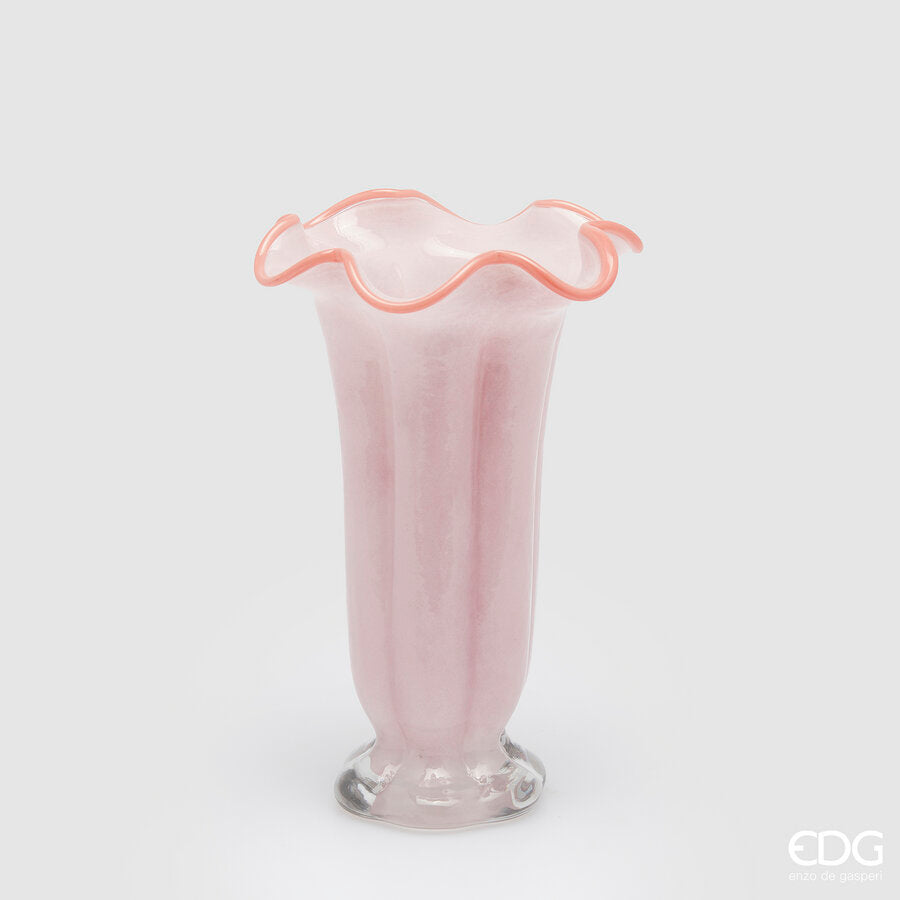 Il vaso portafiori Campanula in vetro h 30 è un vero e proprio gioiello d'arte per la tua casa. Disponibile in 4 colori. Dimensioni: cm Ø 19 x h 30. In negozio e online su tuttochic.live