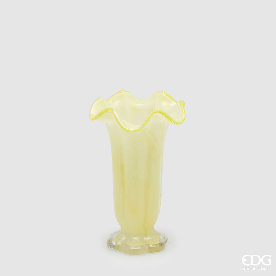 Il vaso portafiori Campanula in vetro h 25 è un vero e proprio gioiello d'arte per la tua casa. Disponibile in 4 colori. Dimensioni: cm Ø 16 x h 25. In negozio e online su tuttochic.live