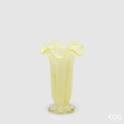 Il vaso portafiori Campanula in vetro h 25 è un vero e proprio gioiello d'arte per la tua casa. Disponibile in 4 colori. Dimensioni: cm Ø 16 x h 25. In negozio e online su tuttochic.live