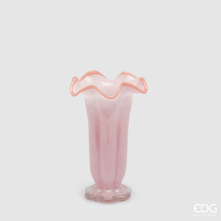 Il vaso portafiori Campanula in vetro h 25 è un vero e proprio gioiello d'arte per la tua casa. Disponibile in 4 colori. Dimensioni: cm Ø 16 x h 25. In negozio e online su tuttochic.live