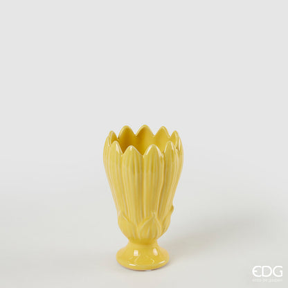 Il Vaso Freaky Foglie Coppa è un originale vaso di ceramica dipinto a mano, che con la sua forma unica e artistica aggiungerà un tocco di eclettismo e bellezza alla tua casa. Disponibile in 3 colori: Giallo - Viola e Verde chiaro Dimensioni: cm Ø 10 x h 17,5. In negozio e online su tuttochic.live