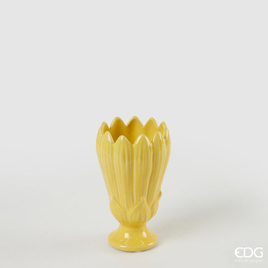 Il Vaso Freaky Foglie Coppa è un originale vaso di ceramica dipinto a mano, che con la sua forma unica e artistica aggiungerà un tocco di eclettismo e bellezza alla tua casa. Disponibile in 3 colori: Giallo - Viola e Verde chiaro Dimensioni: cm Ø 10 x h 17,5. In negozio e online su tuttochic.live