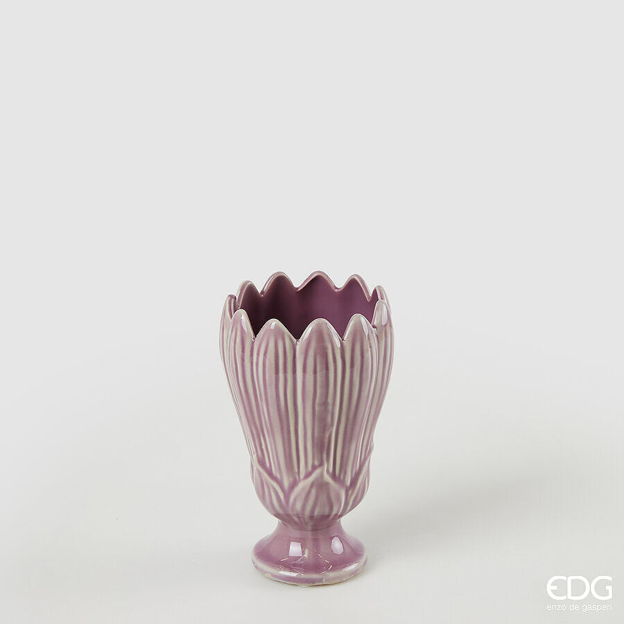 Il Vaso Freaky Foglie Coppa è un originale vaso di ceramica dipinto a mano, che con la sua forma unica e artistica aggiungerà un tocco di eclettismo e bellezza alla tua casa. Disponibile in 3 colori: Giallo - Viola e Verde chiaro Dimensioni: cm Ø 10 x h 17,5. In negozio e online su tuttochic.live