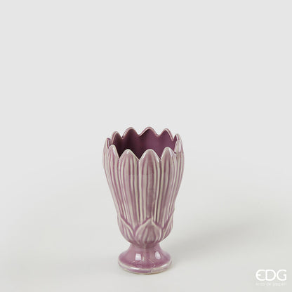 Il Vaso Freaky Foglie Coppa è un originale vaso di ceramica dipinto a mano, che con la sua forma unica e artistica aggiungerà un tocco di eclettismo e bellezza alla tua casa. Disponibile in 3 colori: Giallo - Viola e Verde chiaro Dimensioni: cm Ø 10 x h 17,5. In negozio e online su tuttochic.live