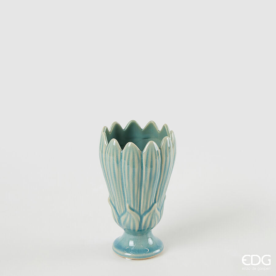 Il Vaso Freaky Foglie Coppa è un originale vaso di ceramica dipinto a mano, che con la sua forma unica e artistica aggiungerà un tocco di eclettismo e bellezza alla tua casa. Disponibile in 3 colori: Giallo - Viola e Verde chiaro Dimensioni: cm Ø 10 x h 17,5. In negozio e online su tuttochic.live