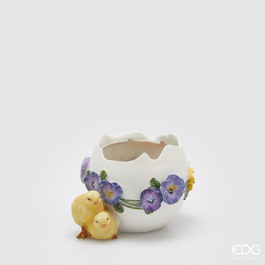 Esprimi la tua creatività con il Vaso Uovo Pulcino h 14! Può contenere acqua per fiori. Dimensioni: cm 21 x 17,5 x h 14. In negozio e online su tuttochic.live