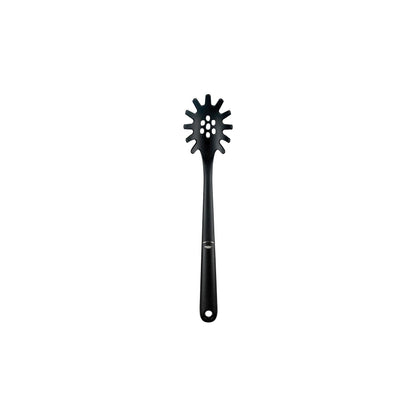 Il mestolo spaghetti di Oxo solleva, porziona e serve spaghetti, linguine e pasta capelli d'angelo con facilità. Gli utensili in nylon di Oxo sono funzionali, resistente al calore fino a 232 °C e non graffiano le pentole antiaderenti. Dimensioni: 2,5 x 6,5 x 33 cm. In negozio e online su tuttochic.live
