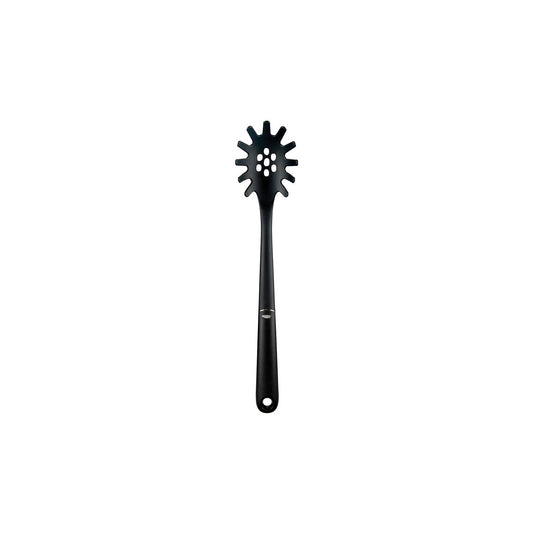 Il mestolo spaghetti di Oxo solleva, porziona e serve spaghetti, linguine e pasta capelli d'angelo con facilità. Gli utensili in nylon di Oxo sono funzionali, resistente al calore fino a 232 °C e non graffiano le pentole antiaderenti. Dimensioni: 2,5 x 6,5 x 33 cm. In negozio e online su tuttochic.live
