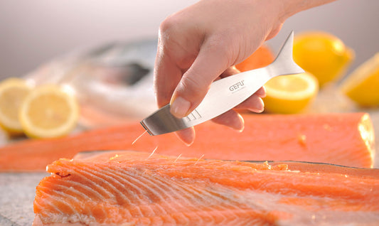 Le pinzette per lische di pesce funzionano come uno strumento da cucina che rimuove le lische di pesce in modo preciso, ideali anche per rimuovere le piume di pollo. La loro forma ergonomica li rende piacevoli da impugnare. L 14,5 cm, P 2,7 cm, H 2,5 cm acciaio inossidabile. In negozio e online su tuttochic.live